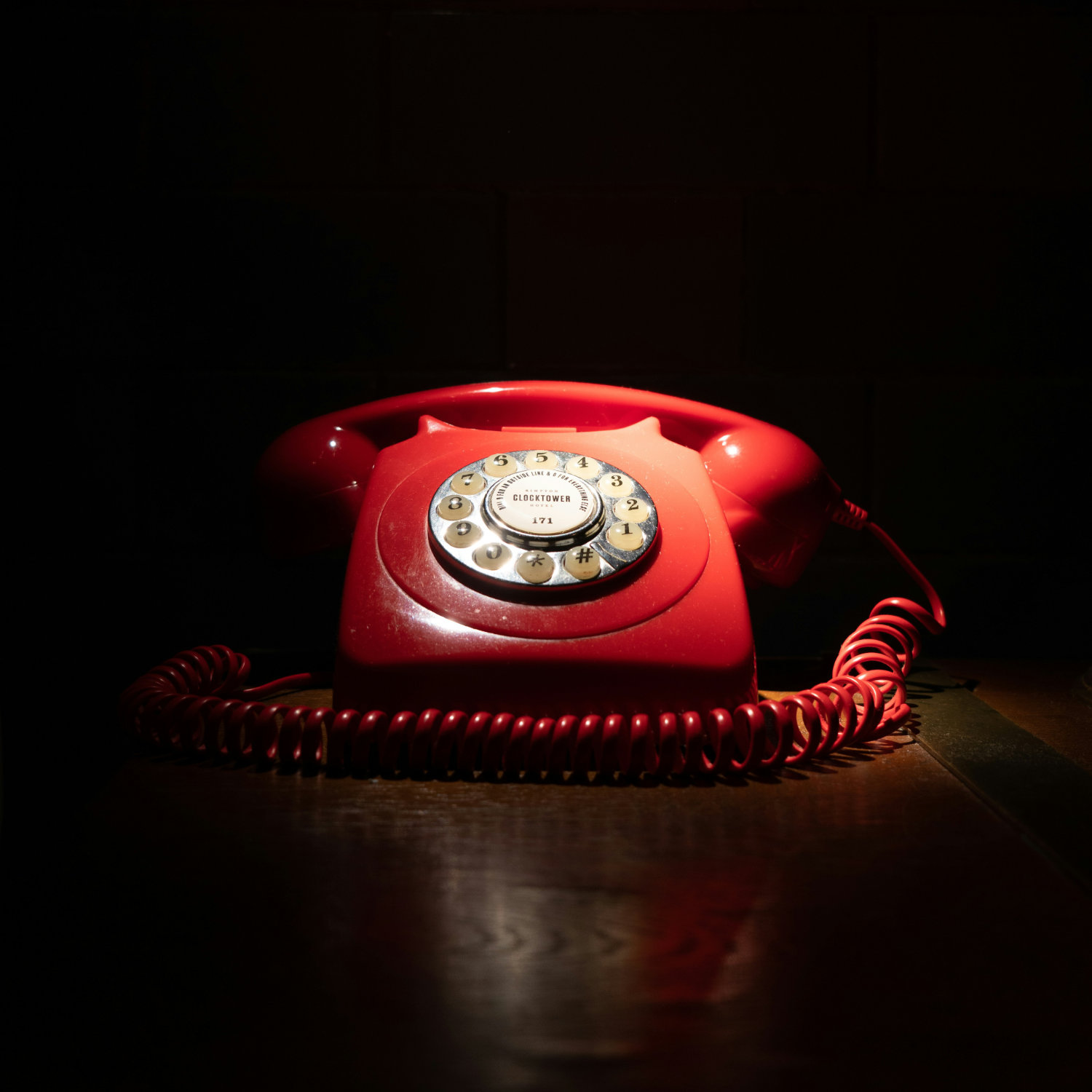 Analoger Telefonapparat in leuchtendem Rot.